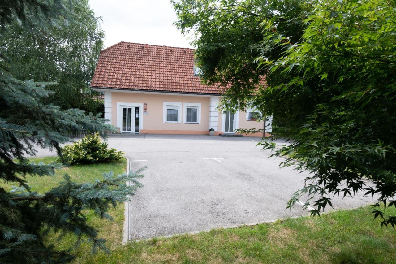 Apartmaji In Sobe Ramar Straza Esterno foto