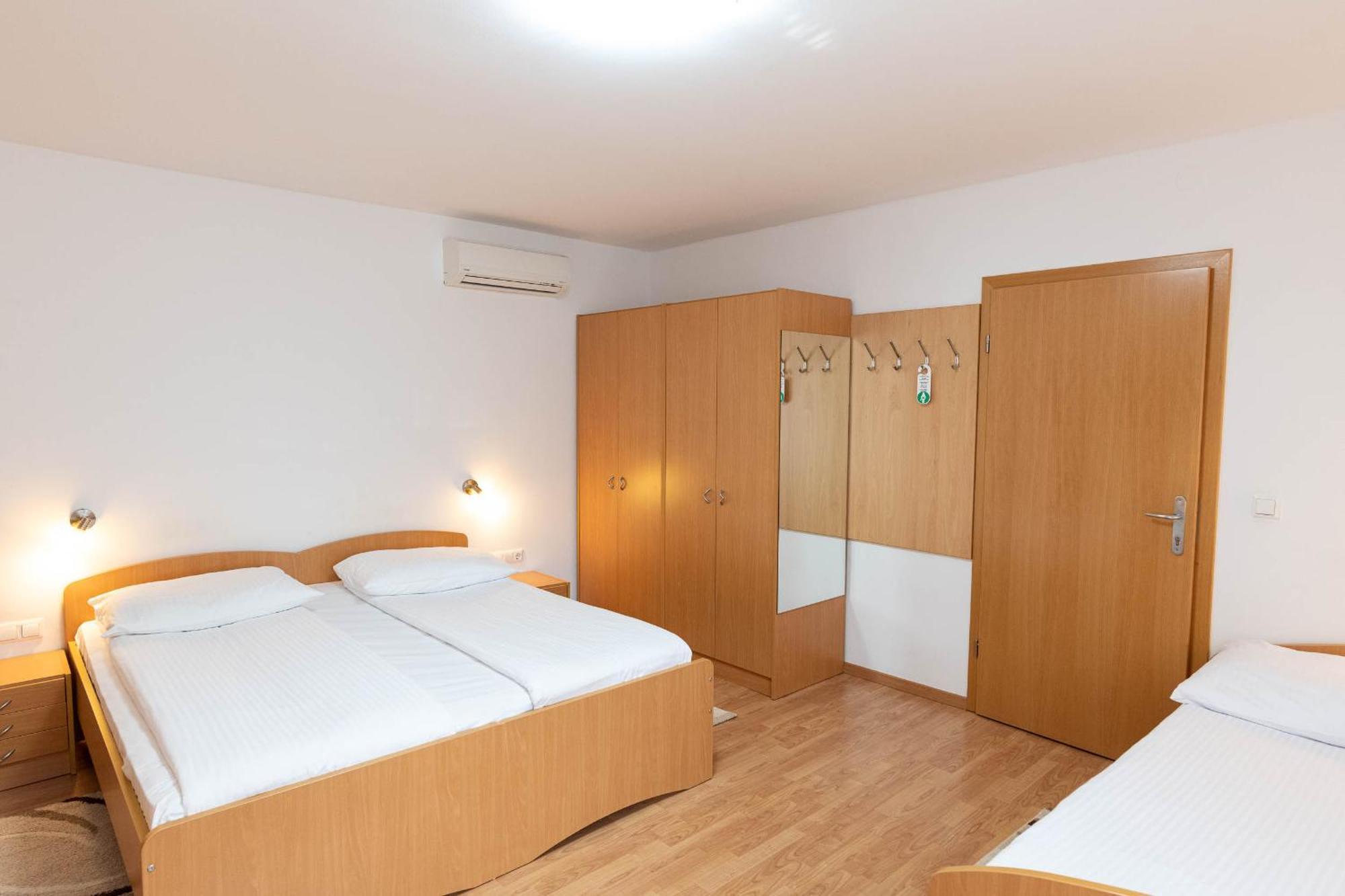 Apartmaji In Sobe Ramar Straza Esterno foto