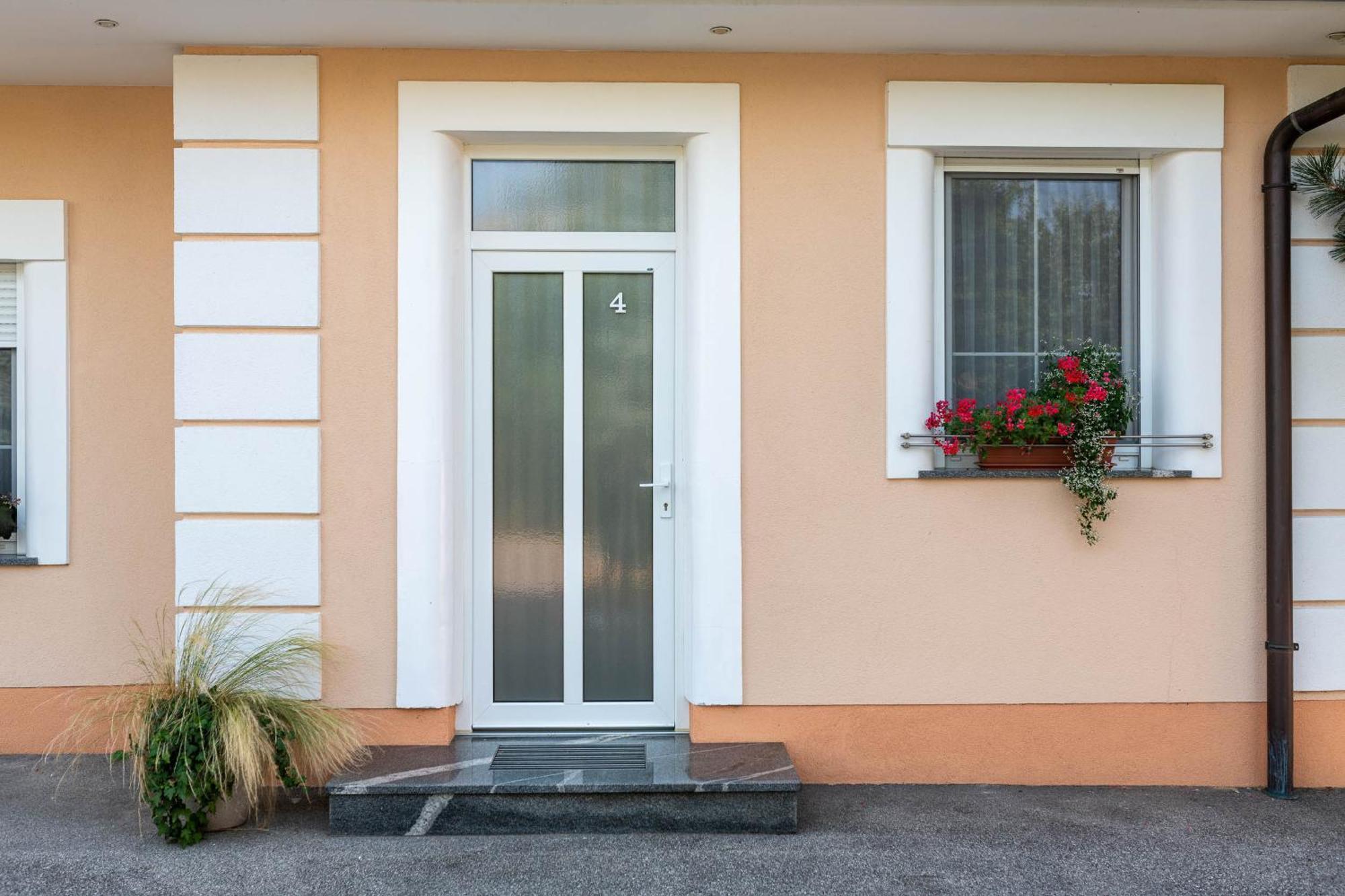 Apartmaji In Sobe Ramar Straza Esterno foto